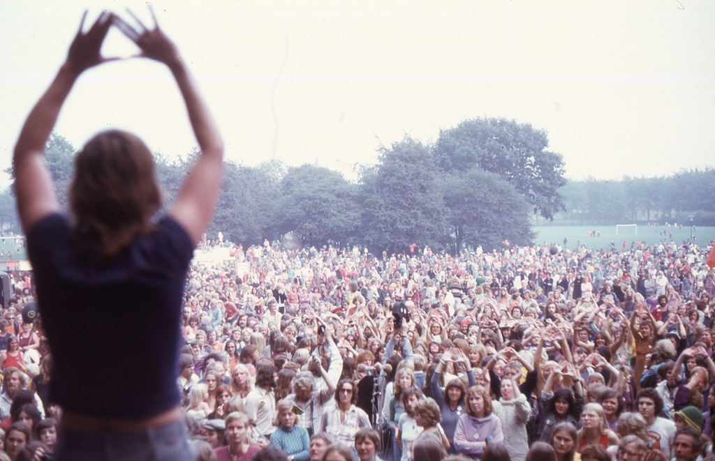 Kvinde (= Frauen) Festival in Kopenhagen 1974 mit der Sängerin Monika Mengel von den Flying Lesbians auf der Bühne. Foto: Cristina Perincioli