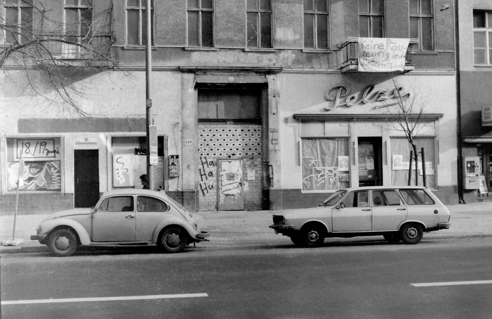 Pelze, Potsdamer Strasse 139, im Vordergrund rechts das Auto von Mahide Lein, 1981. RoB-Archiv. Foto: Roswitha Baumeister