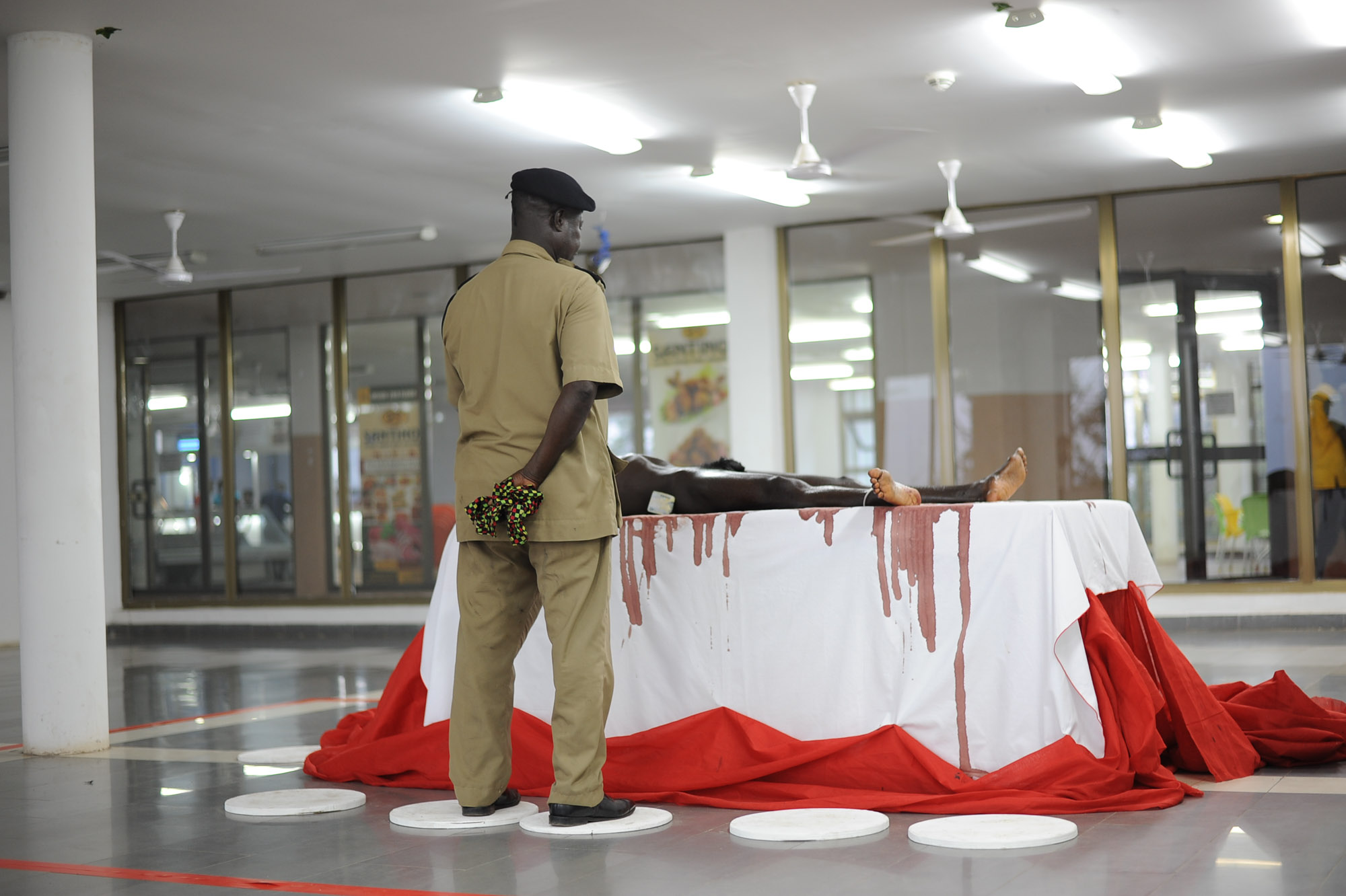 6. Va-Bene Elikem Fiatsi [crazinisT artisT], eAt me… (2016) Live performance at Jubilee Mall (KNUST), Kumasi, Ghana. Courtesy the artist.