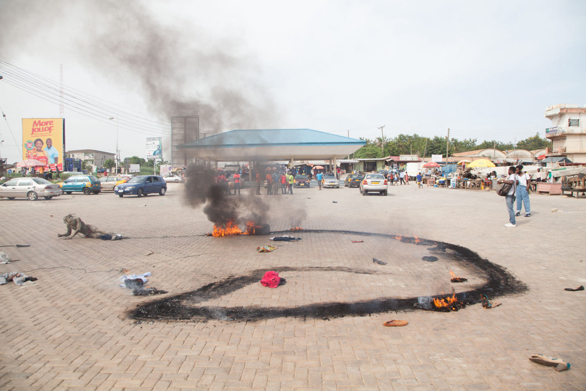 8. Va-Bene Elikem Fiatsi [crazinisT artisT], dZikudZikui-aBiku-aBiikus (2018). Live performance, Kumasi. Photo by Anwar Sadat Mohammed.