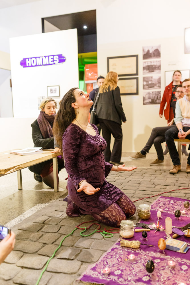 Sadie Lune in the exhibition room "Fenster zum Klo", Photo: André Wunstorf